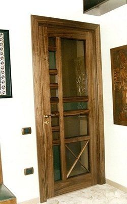 Porta in legno con pannelli in vetro e motivo a