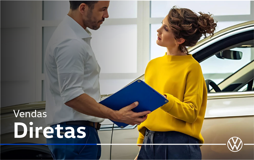 Uma mulher com um suéter amarelo está segurando uma prancheta e conversando com um homem na frente de um carro.