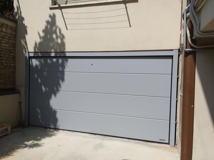 portone grigio per garage