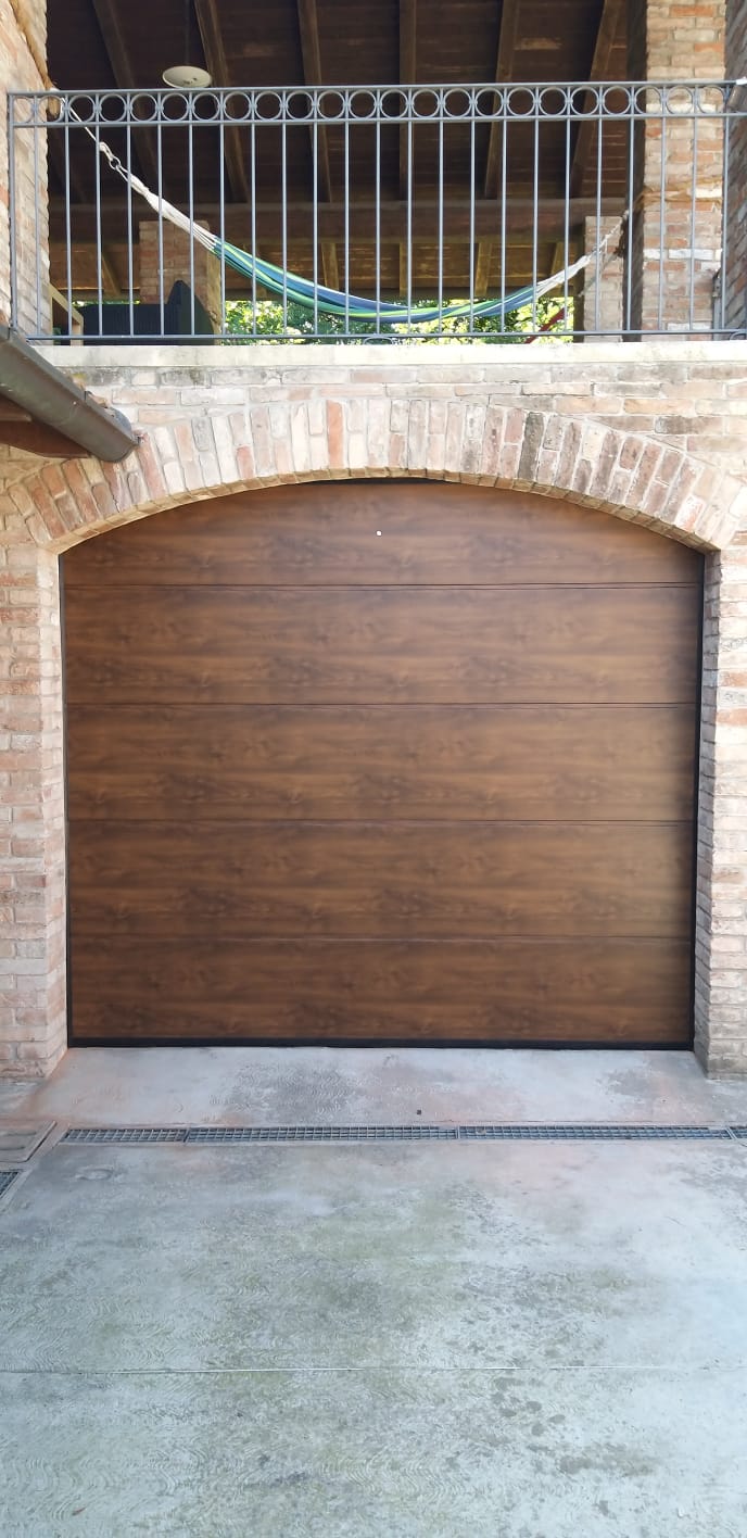 portone motorizzato in legno