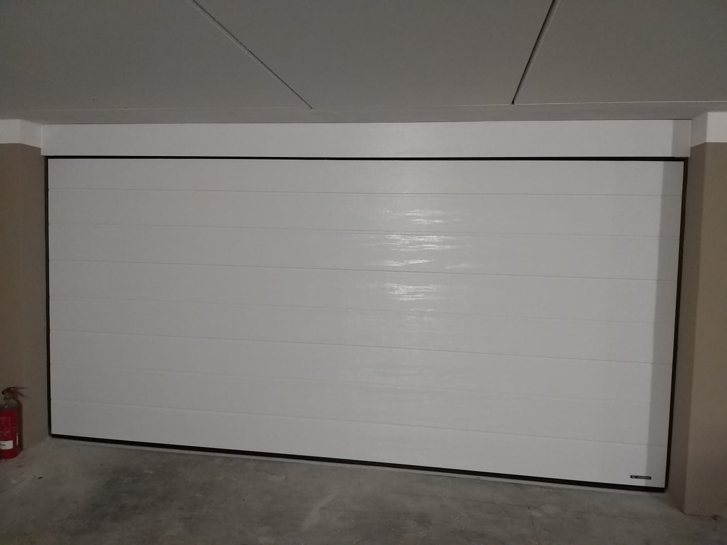 garage bianco condominiale