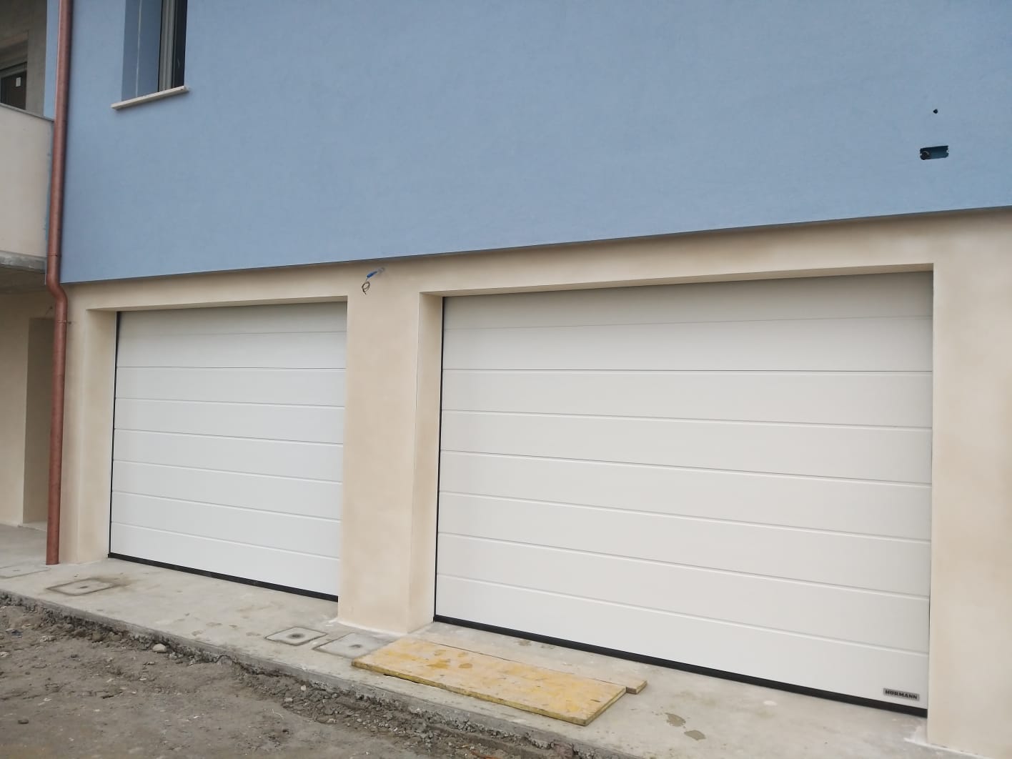 portone motorizzato per garage condominiale