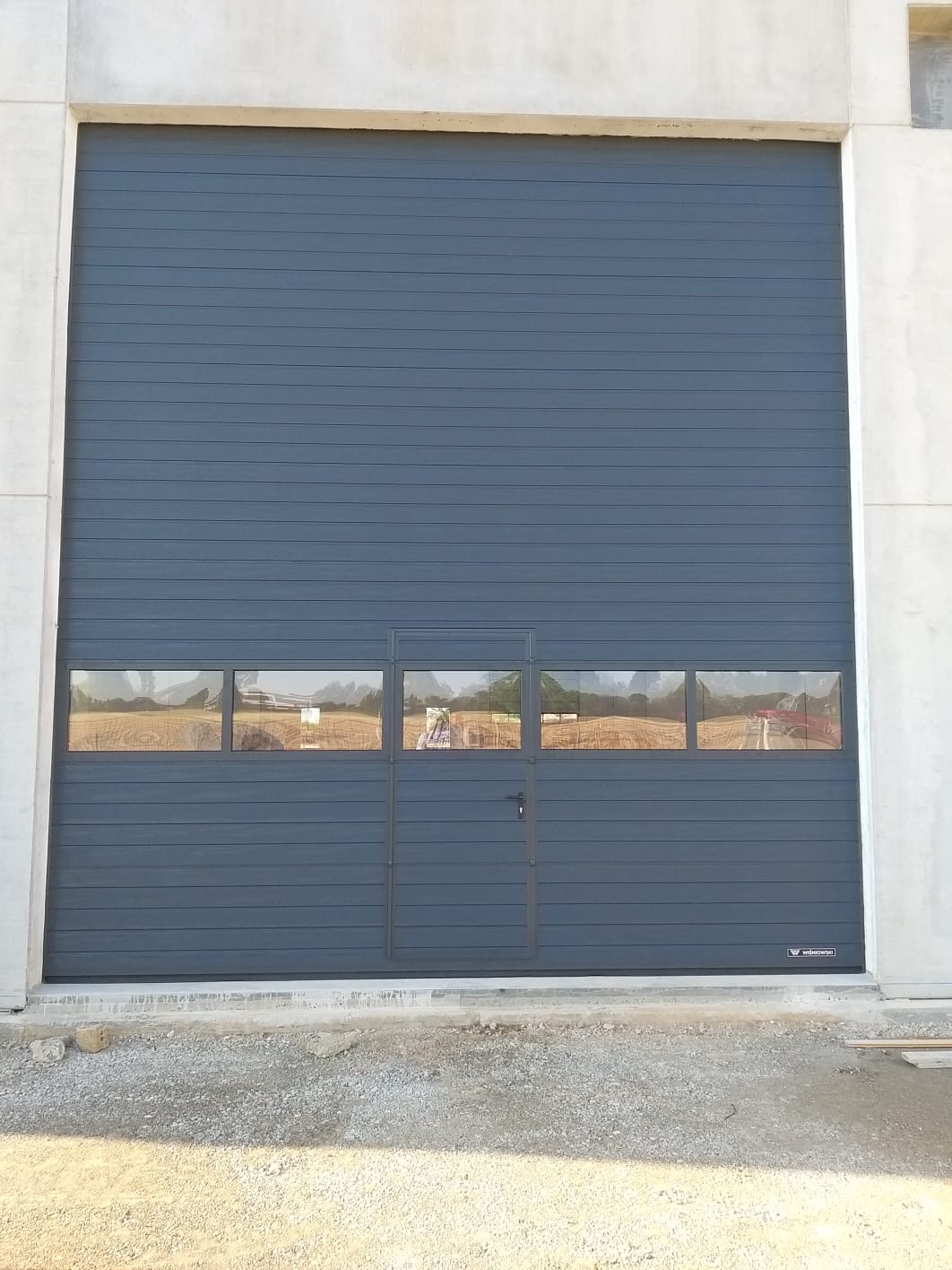 apertura automatizzata con inserti in vetro per capannone