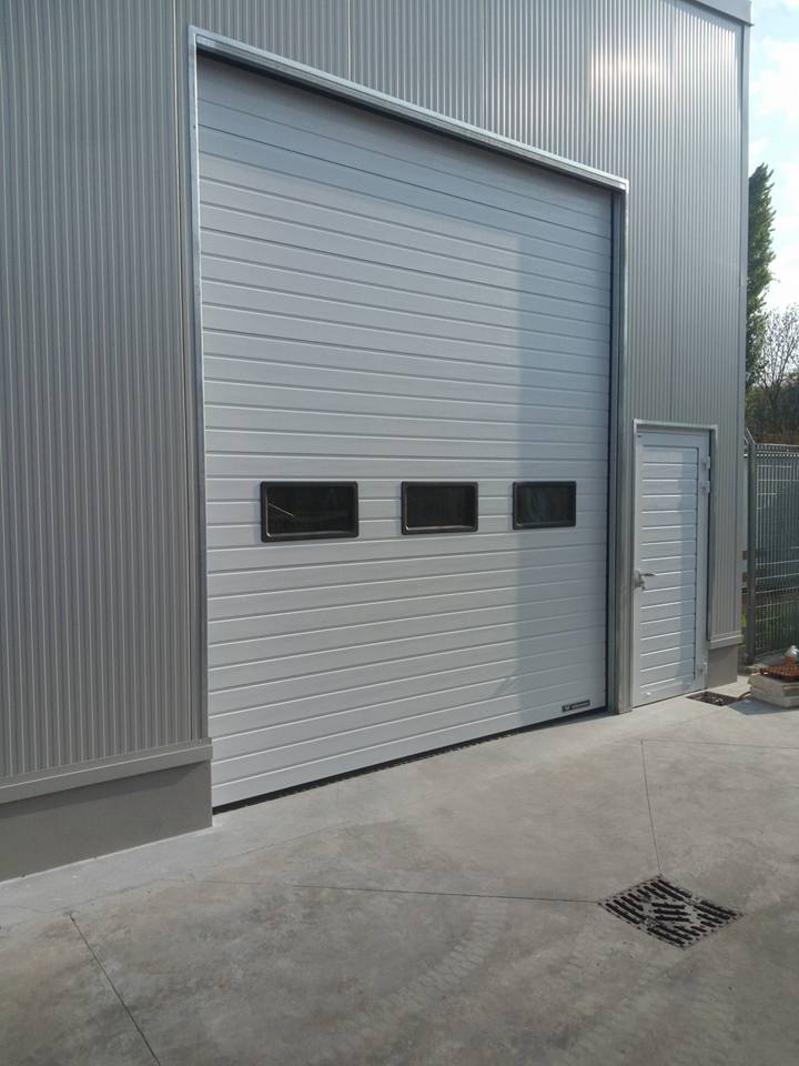 apertura automatizzata bianca per capannone