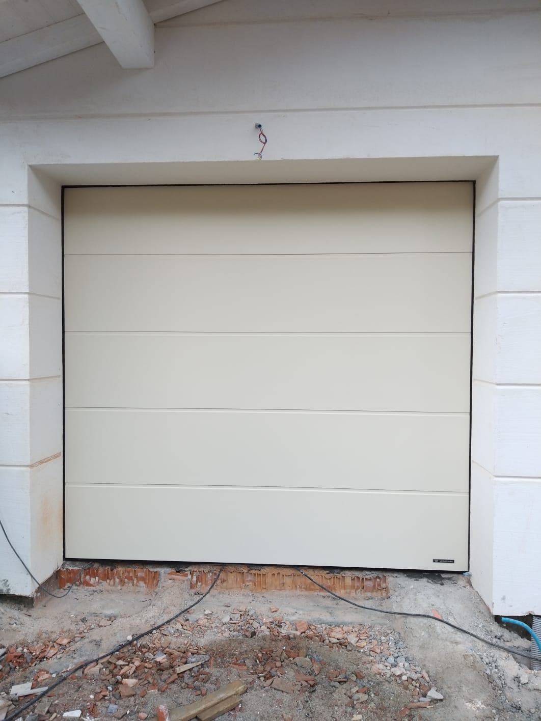 portone per garage con sistema automatizzato