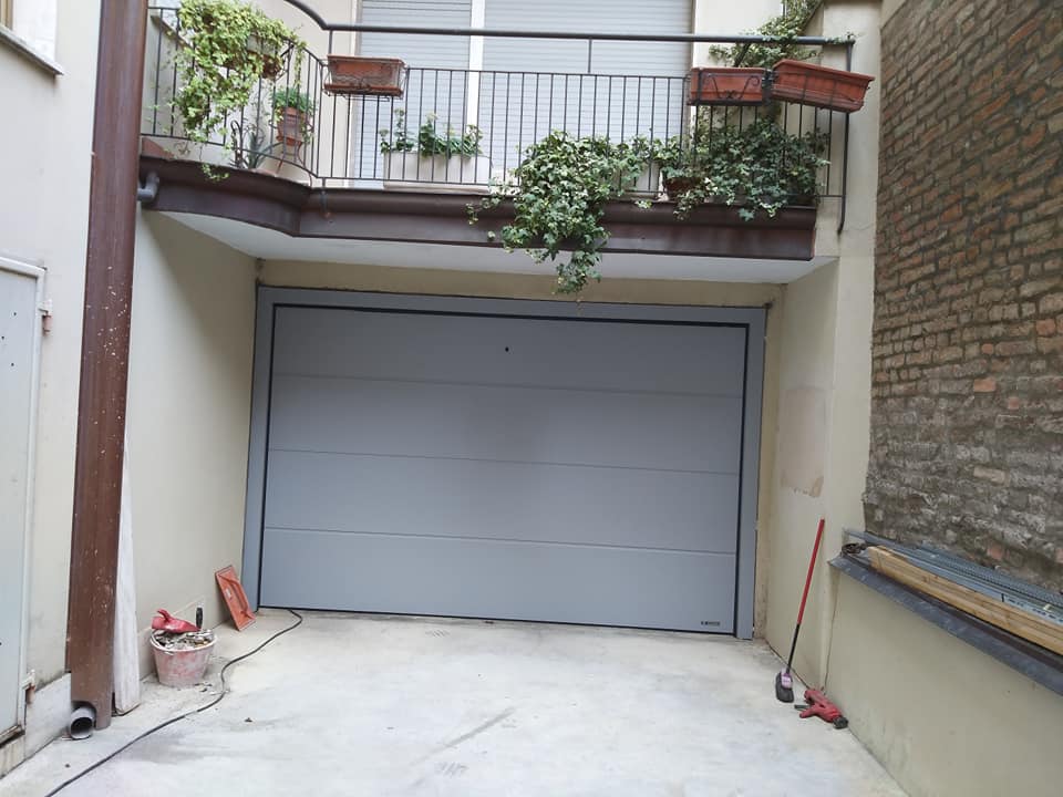 garage sezionale grigio