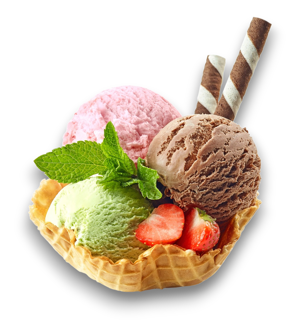 Tre palline di gelato alla fragola, al cioccolato e al pistacchio in una coppetta di waffle con menta, fragole e cialde.
