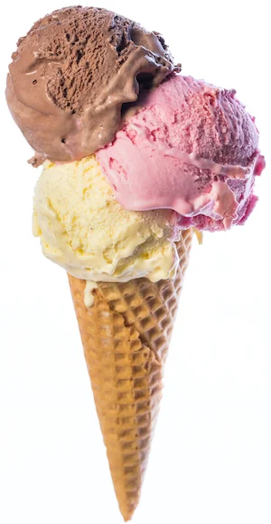 Un cono gelato a tre gusti (cioccolato, fragola e vaniglia) in un cono di cialda su sfondo bianco.