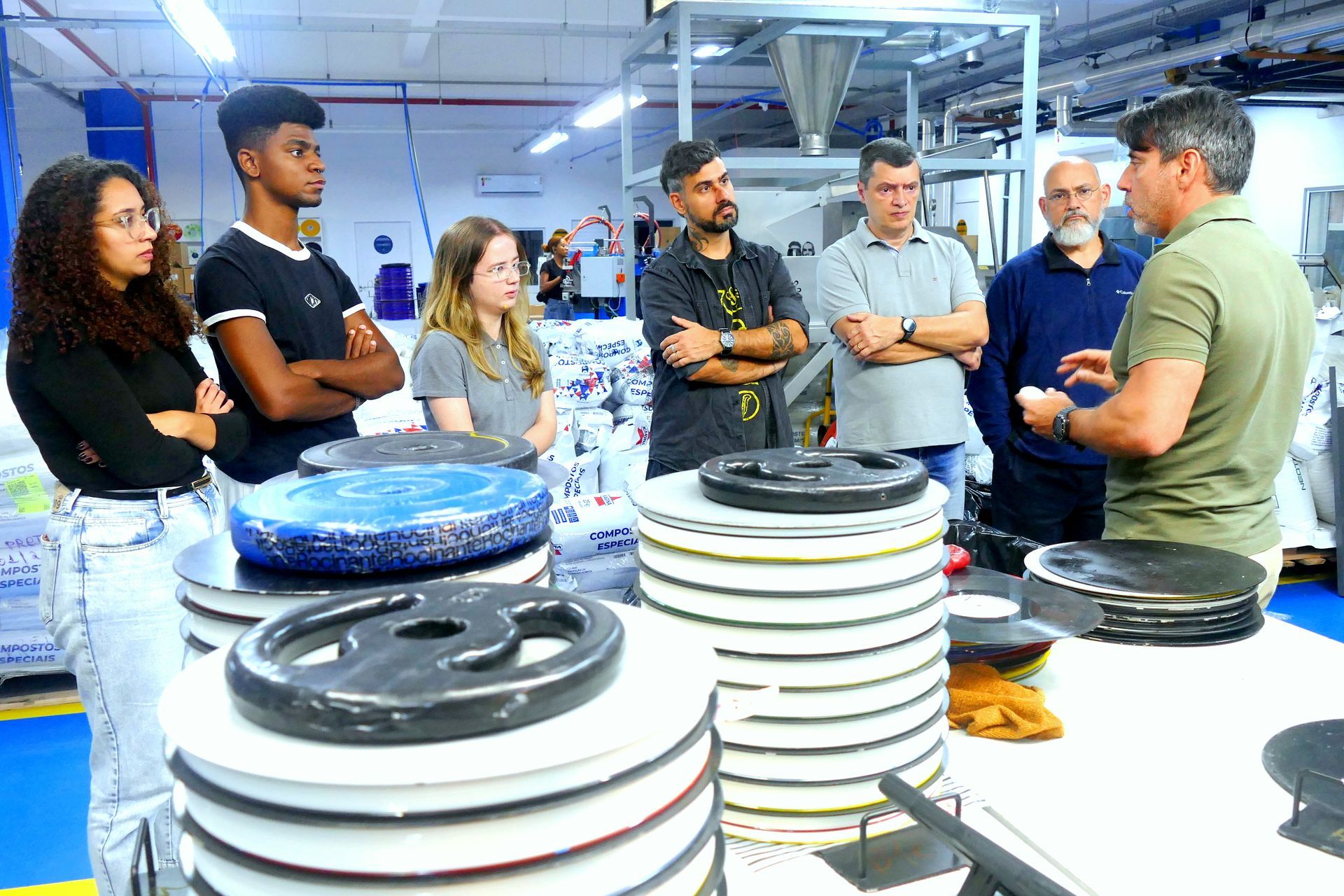 Visita t&eacute;cnica &agrave; f&aacute;brica de vinil em Petr&oacute;polis estimula alunos da UNIFASE a elaborarem solu&ccedil;&otilde;es inovadoras e sustent&aacute;veis para neg&oacute;cios locais