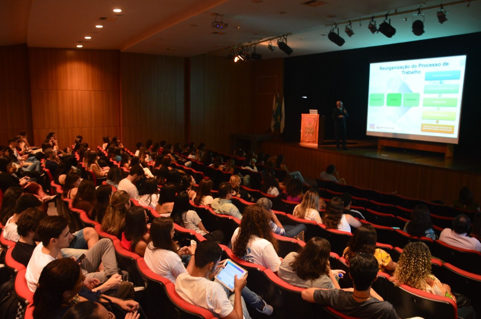 Gilberto Pucca, responsável pela implementação do Programa Brasil Sorridente, ministra aula magna no curso de Odontologia da UNIFASE