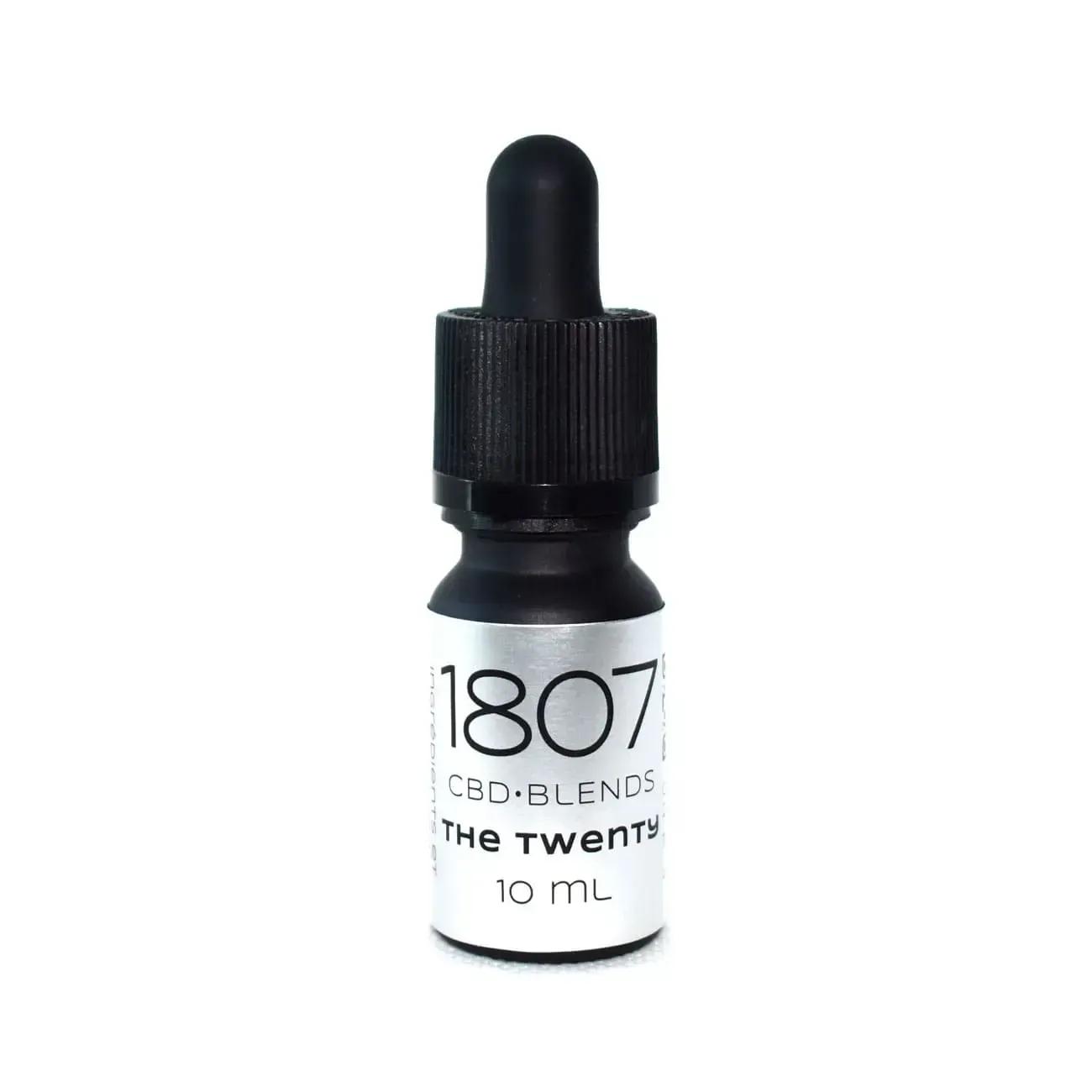 Une bouteille d'huile de cbd avec un compte-gouttes sur fond blanc.