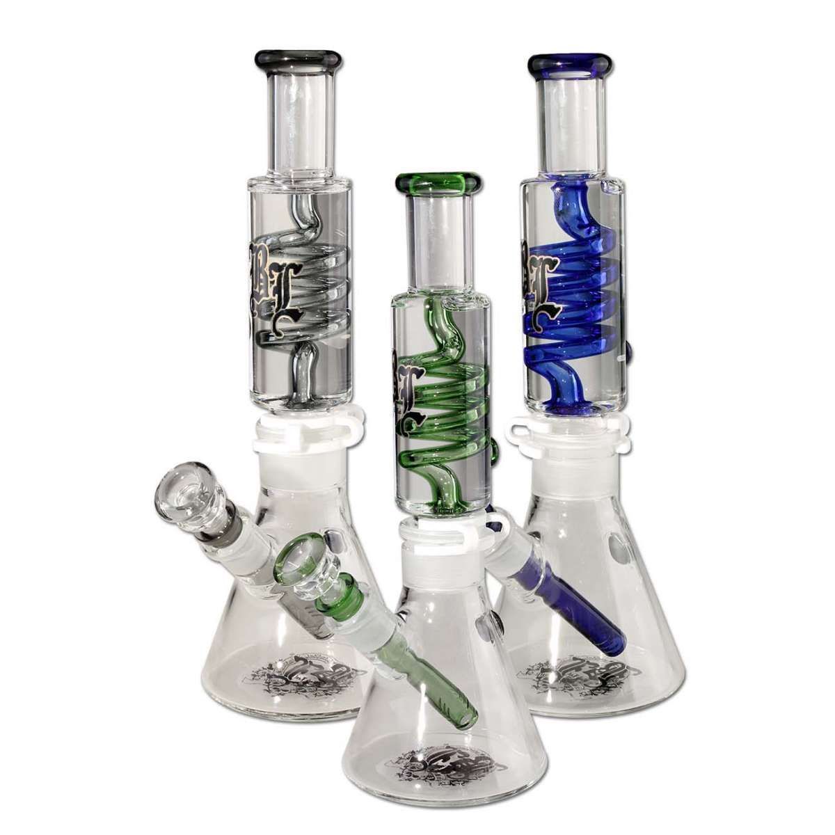 Quatre bongs en verre de couleurs différentes sont placés les uns à côté des autres sur un fond blanc.