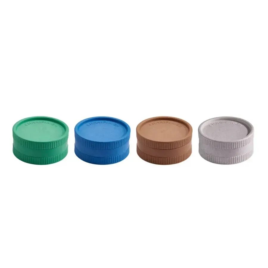 Quatre couvercles en plastique de couleurs différentes sont empilés les uns sur les autres