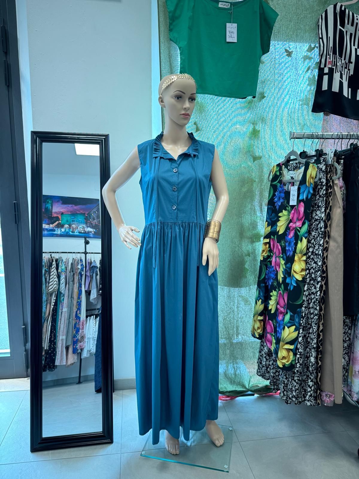Un manichino indossa un abito blu davanti a uno specchio