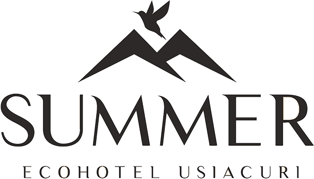 El logo del ecohotel de verano usiacuri tiene un pájaro volando sobre una montaña.