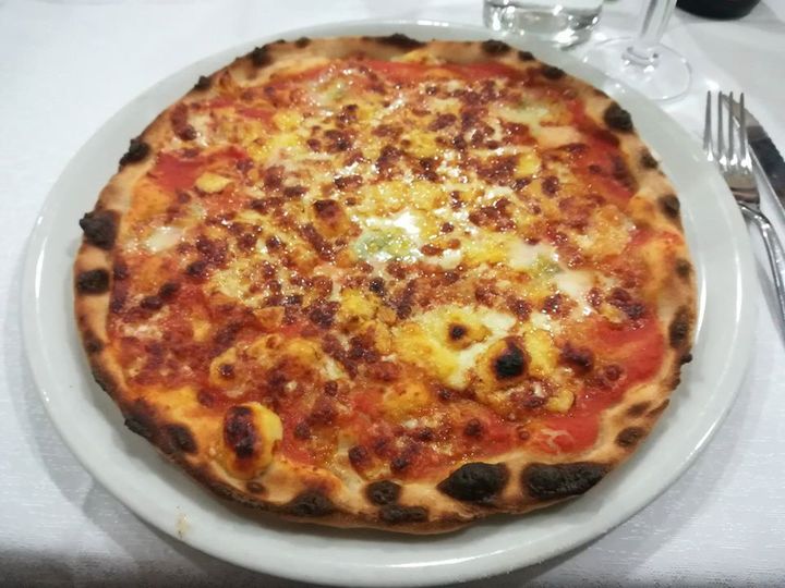 Squisita pizza margherita cotta nel forno a legna