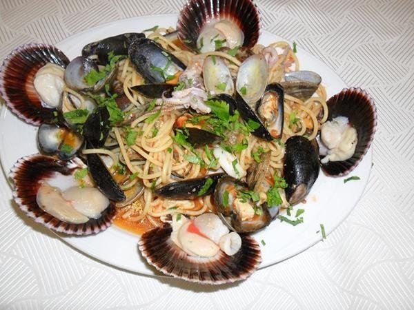 Un piatto di spaghetti allo scoglio con frutti di mare freschi