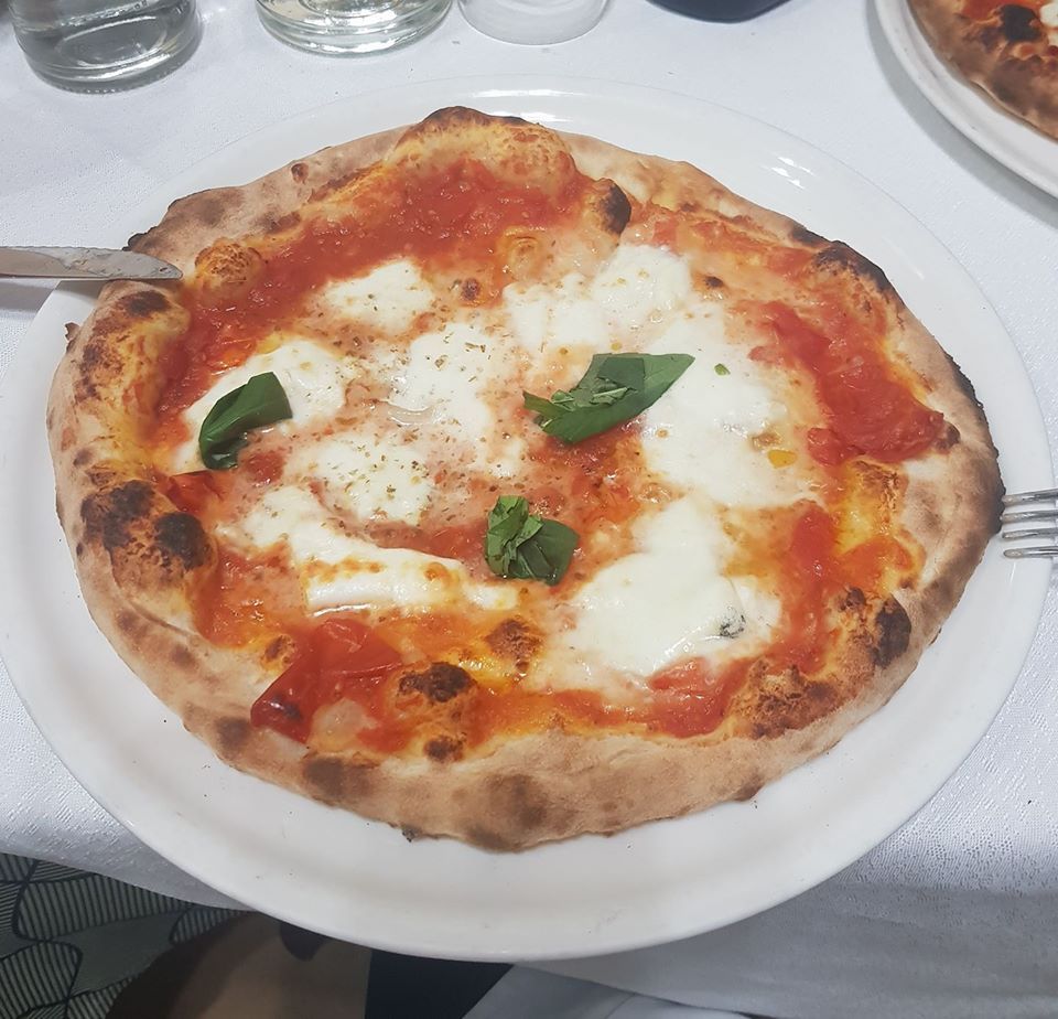 Pizza margherita con pomodoro, mozzarella e basilico fresco