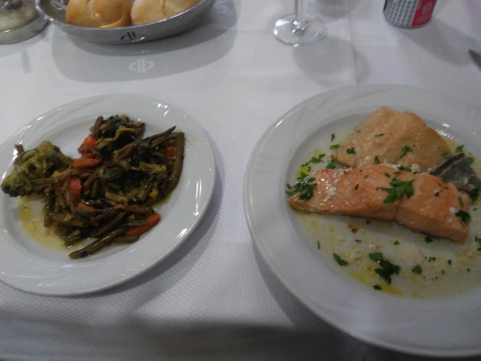 Tranci di salmone al forno con verdure di stagione
