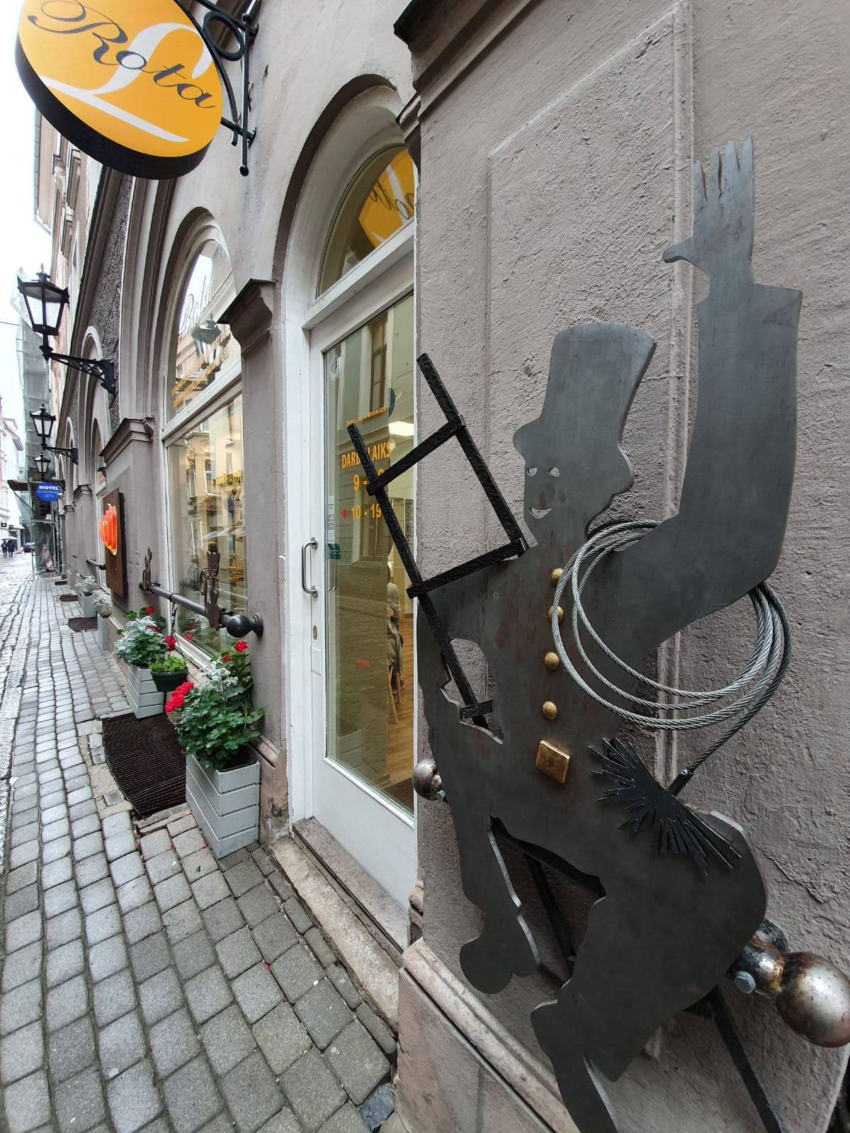 skursteņslauķis uz ielas