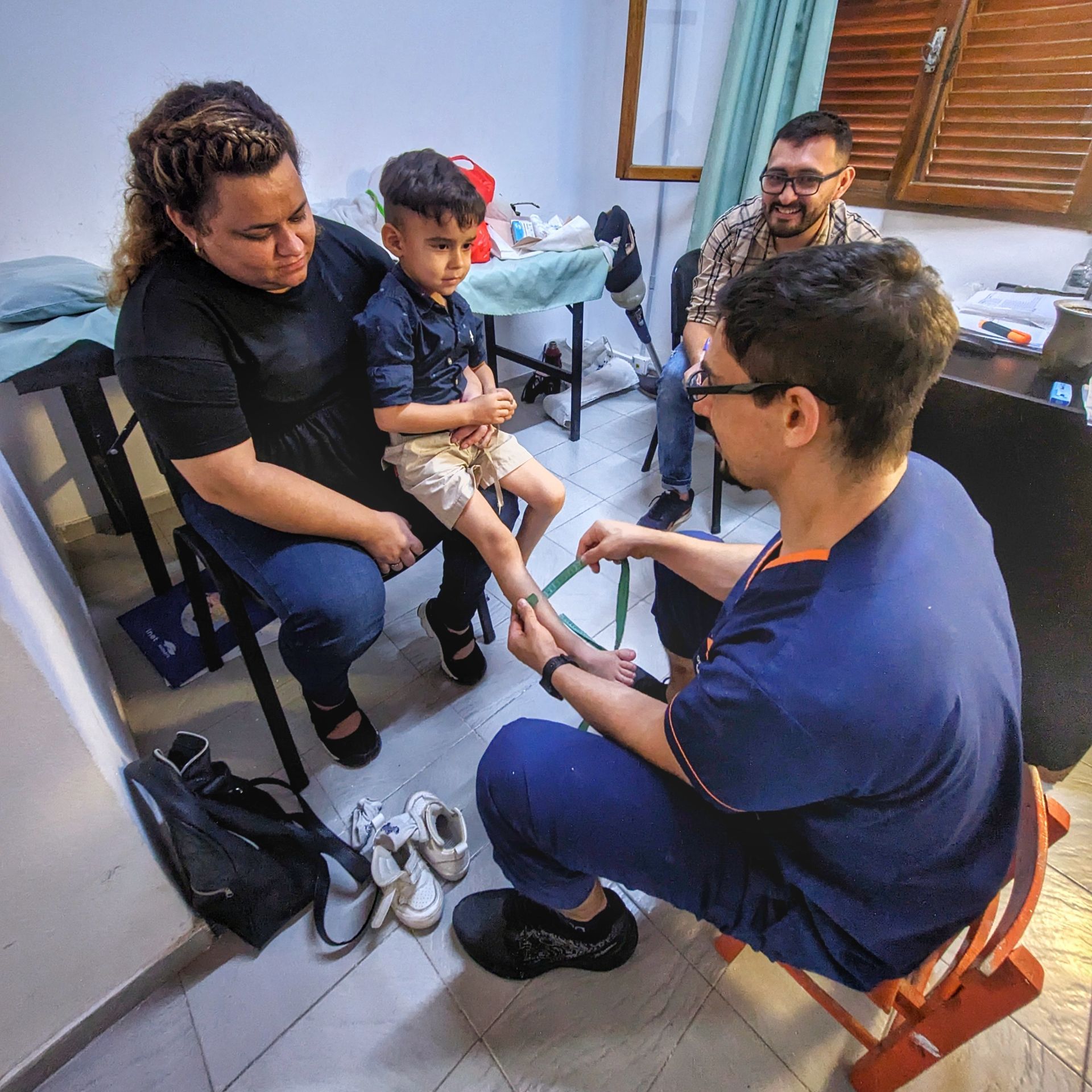 Un hombre está sentado en un banco hablando con un médico.