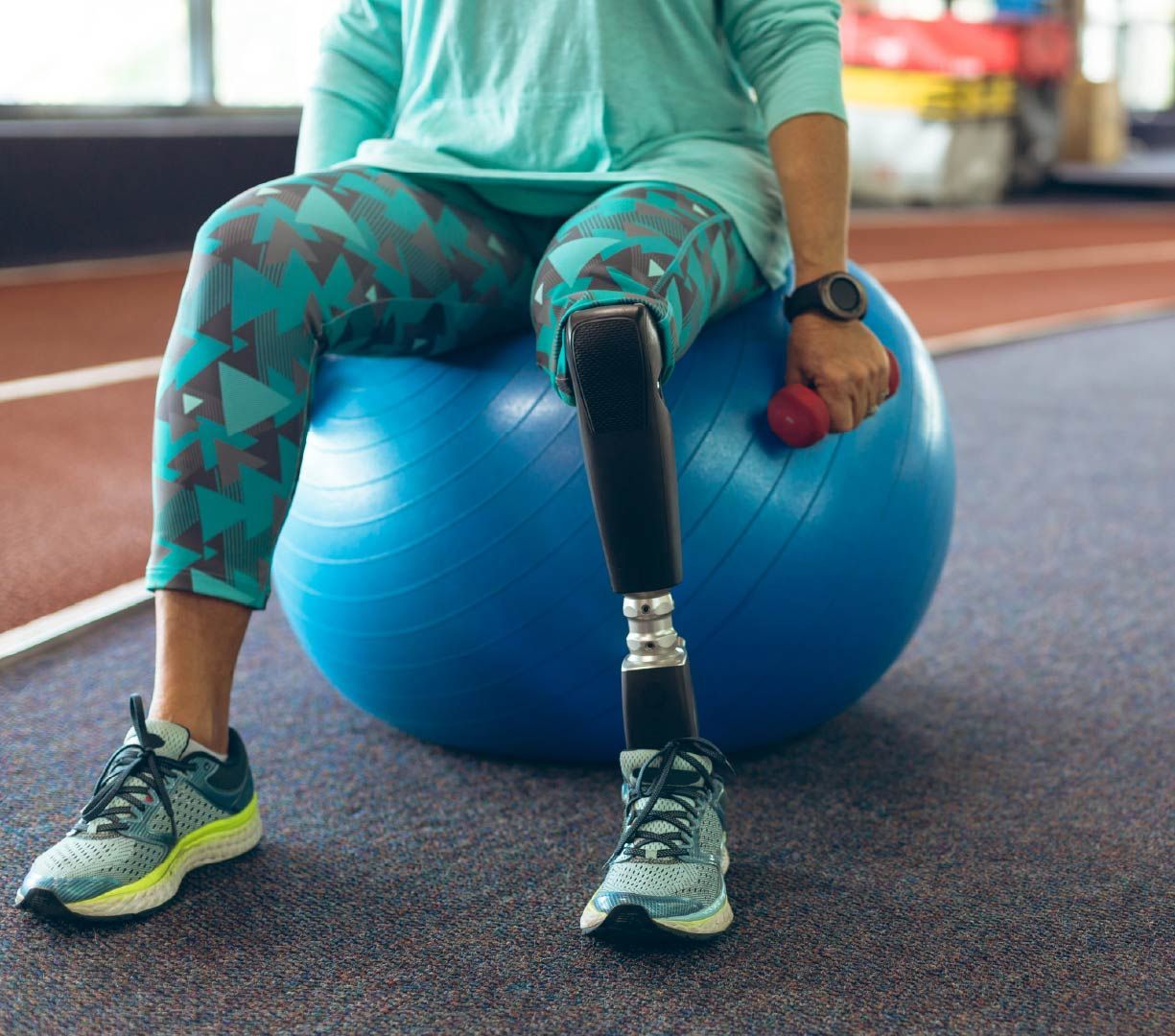 Una silla de ruedas con asiento negro y ruedas naranjas