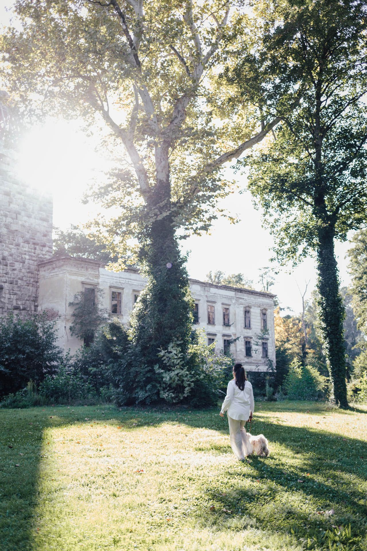 Brigitte Ecker und Hund Ela in einem Park
