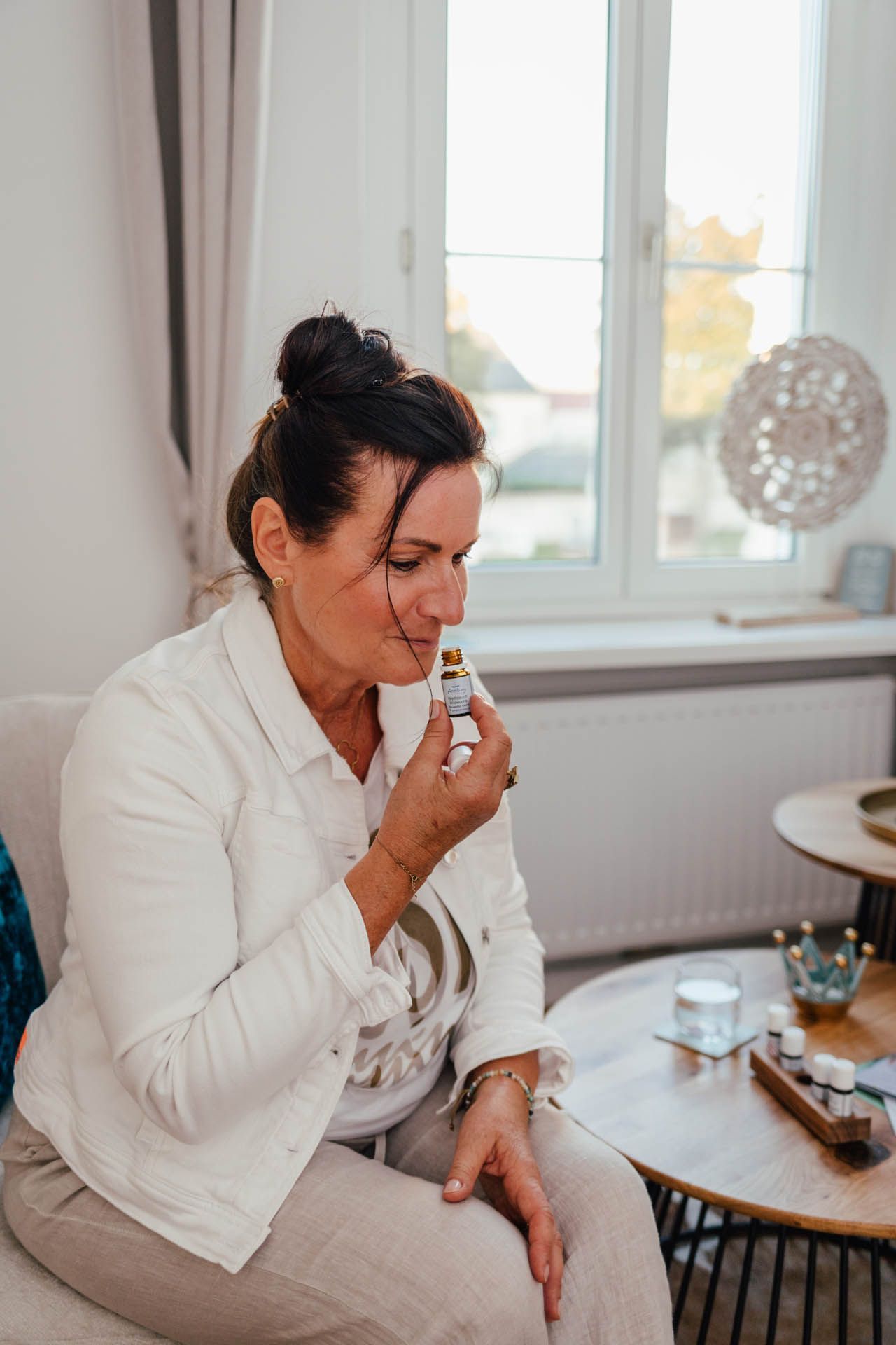 Brigitte Ecker riecht drinnen an einer kleinen Aromaflasche
