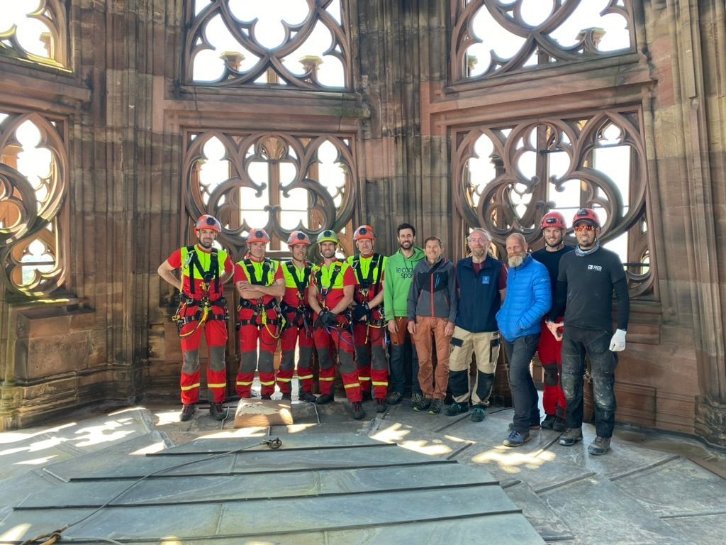 Un groupe de personnes pose pour une photo dans un bâtiment.