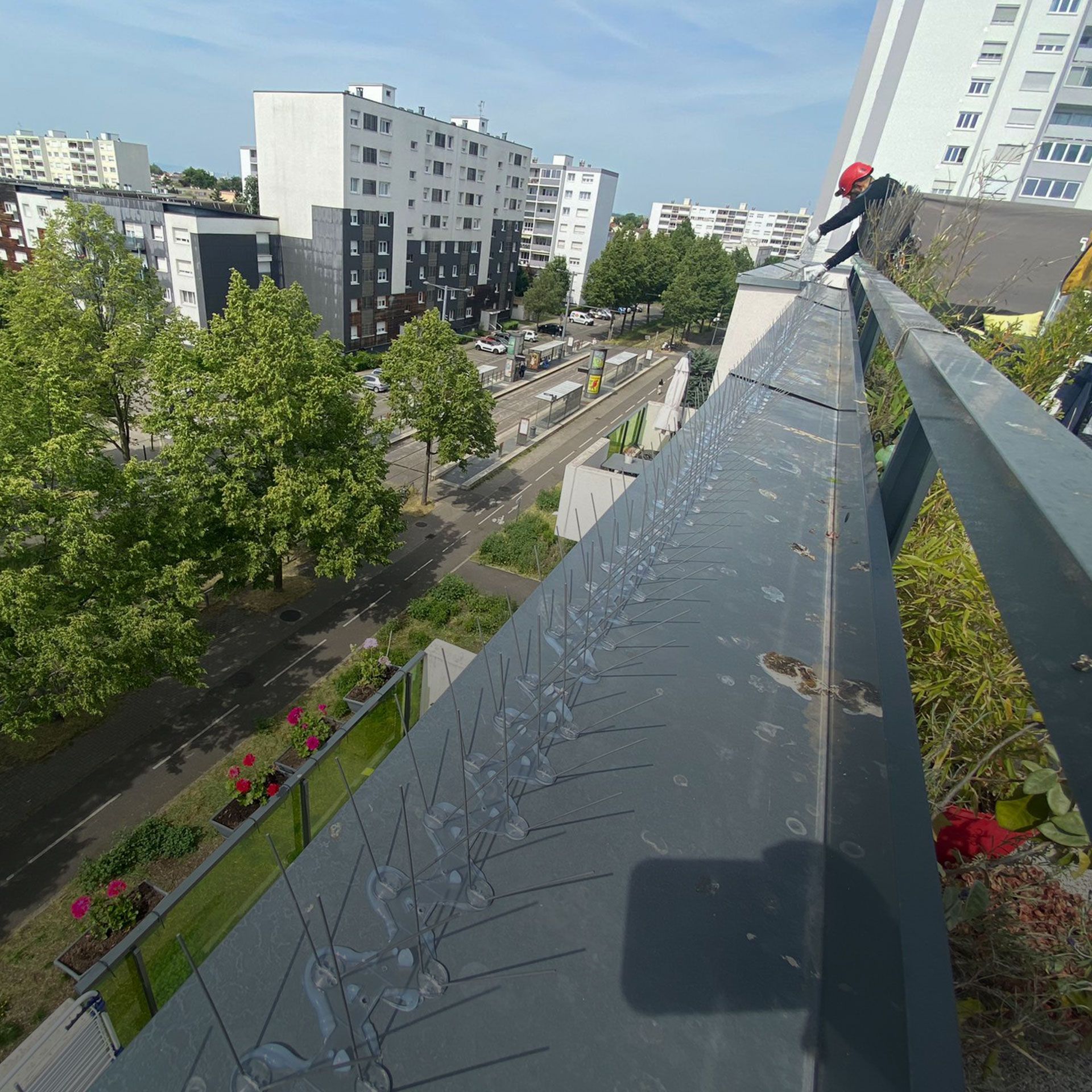 Une vue aérienne d'une ville depuis un balcon