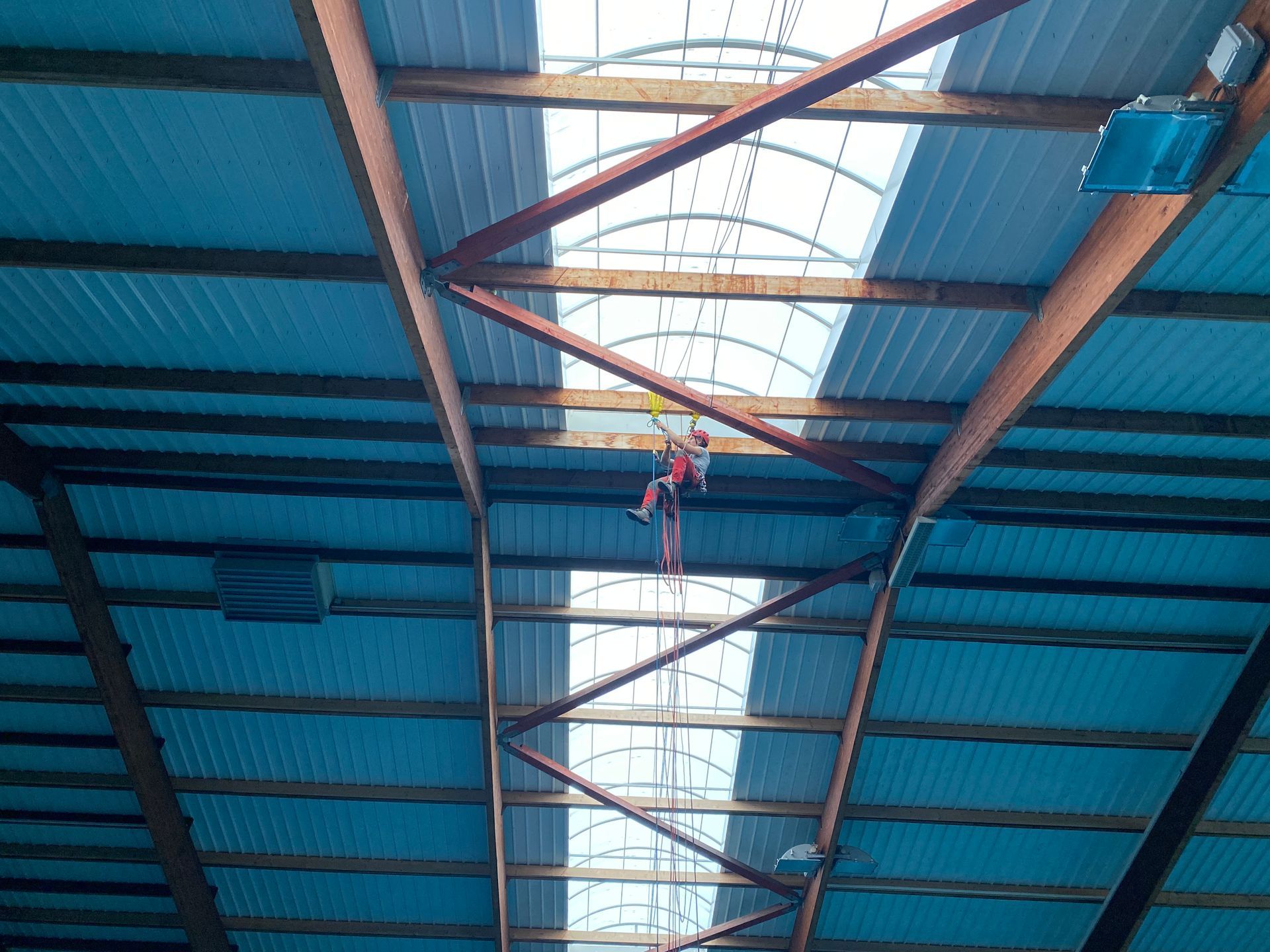 Une personne grimpe au plafond d'un bâtiment