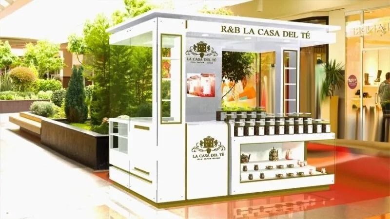 Quiosco blanco con estantes y plantas, con la etiqueta 
