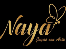 Logotipo dorado para Naya Joyas con Arte, con elegante texto en letra cursiva y un diseño de mariposa estilizada sobre un fondo negro.
