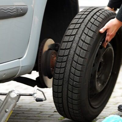 Una persona está cambiando una llanta de un auto