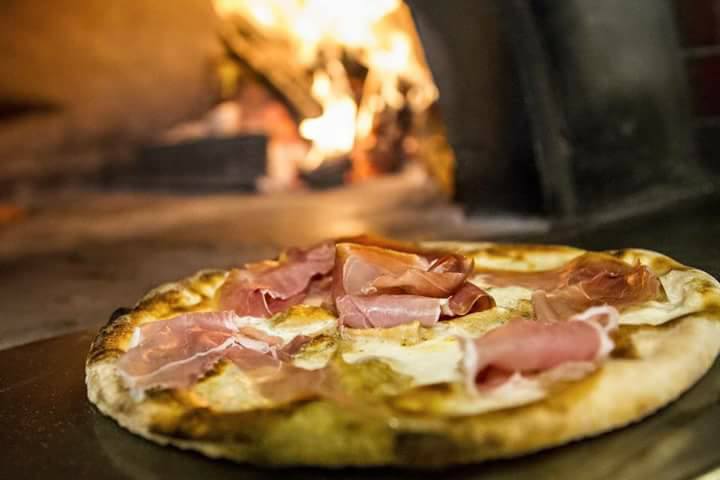 pizza al crudo cotta in forno a legna