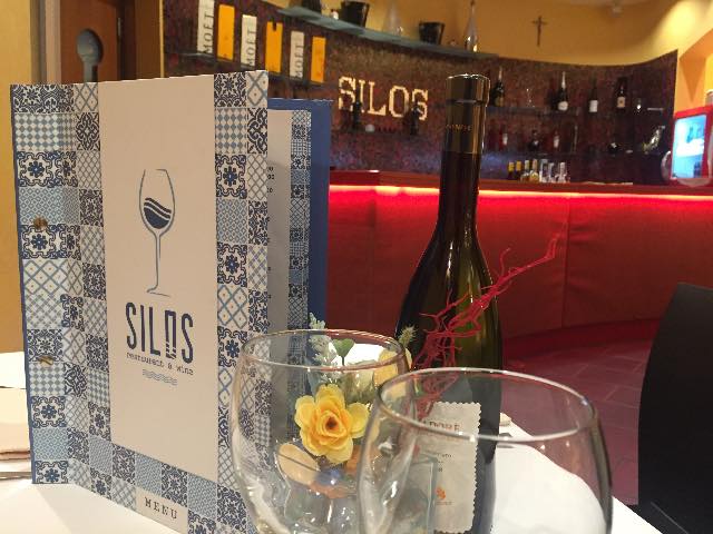 menù ristorante su tavolo della sala interna