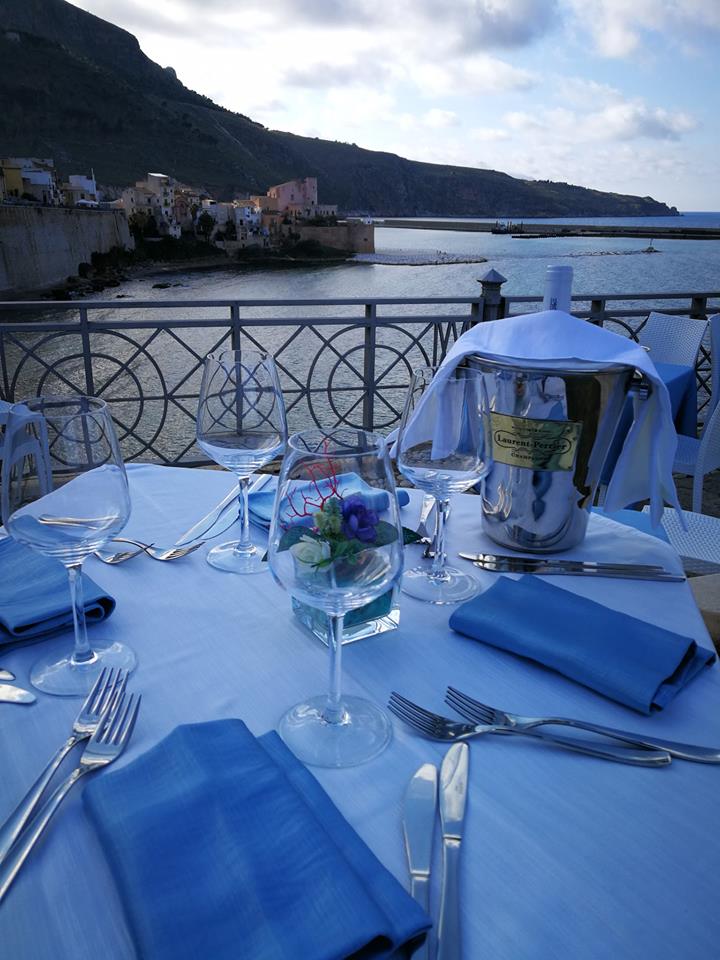 tavolo apparecchiato in terrazza