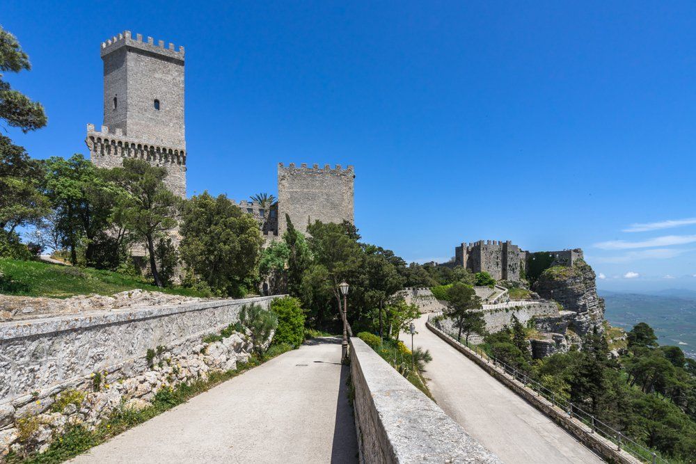 tavoli apparecchiati all'interno della pizzeria