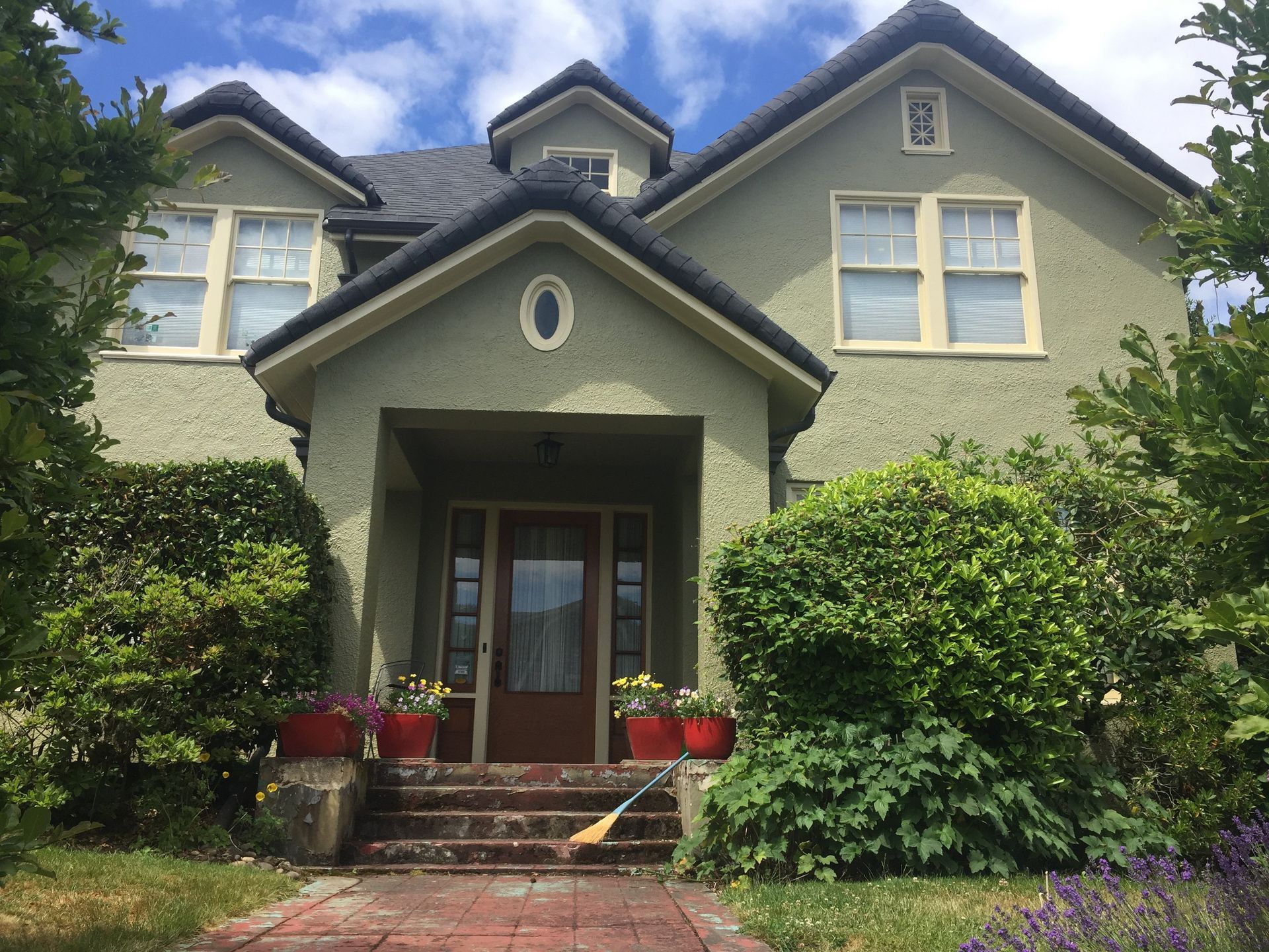 A house with the number 0 on the front of it