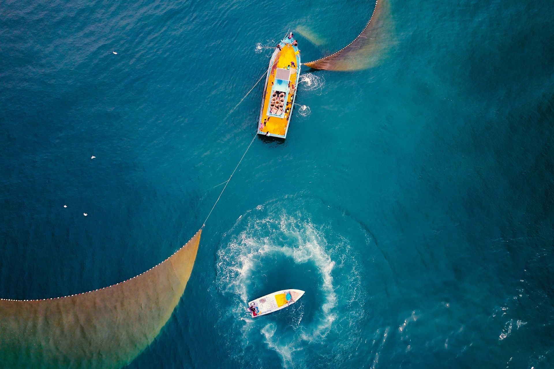 A fishing boat with untangled nets cast in the water representing the clarity that can be found at a Couples Retreat in Orlando, FL. Our Couples Retreats in Florida, Georgia, Virginia, and beyond are here to help.