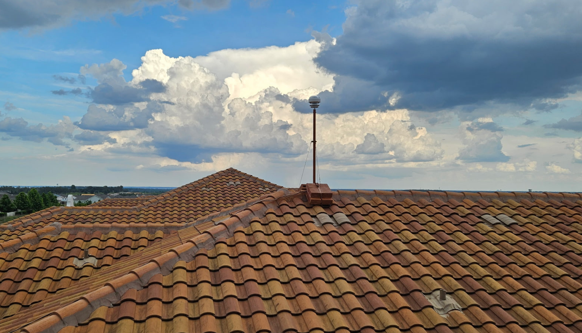 CMCE system installed on a spanish tile roof apartment building