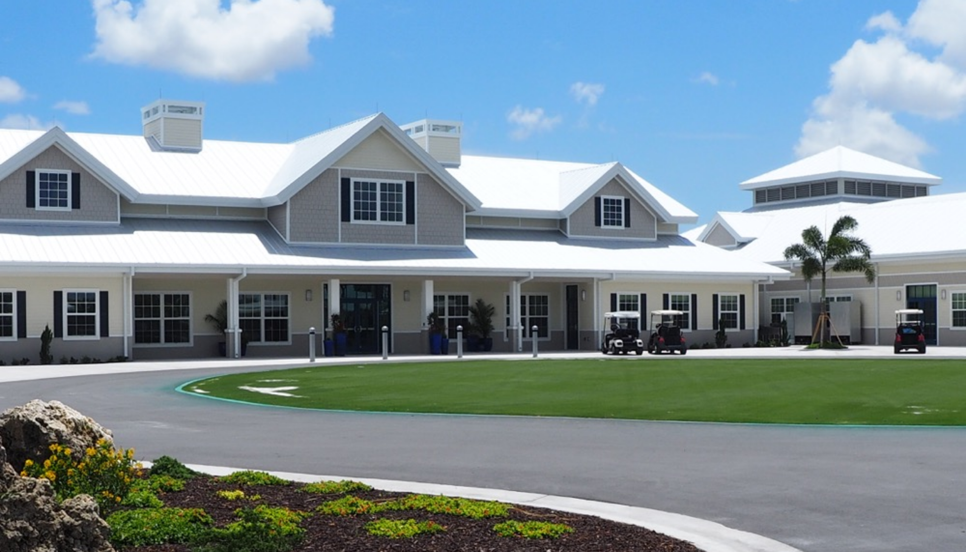 Six Lakes Country Club front of clubhouse photo