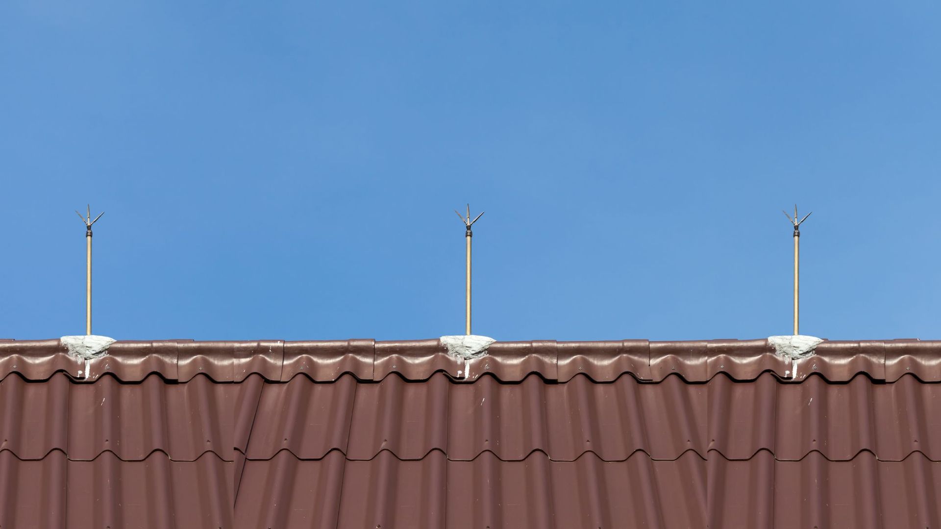 Lightning rod system on roof of structure