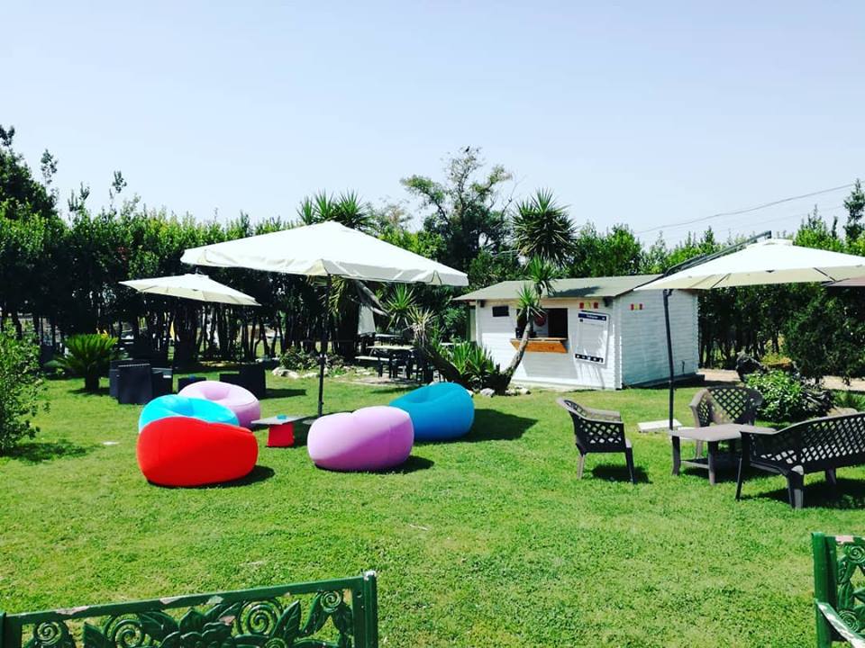 sedie e ombrelloni all'aperto