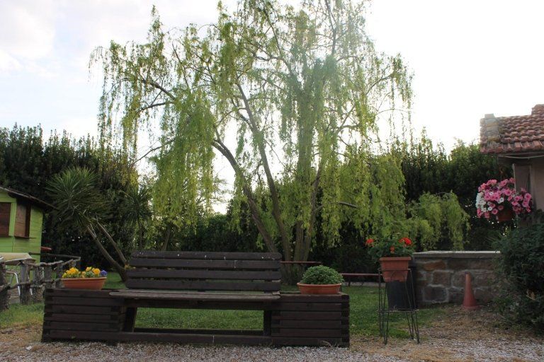 panchine nel giardino dell'agriturismo