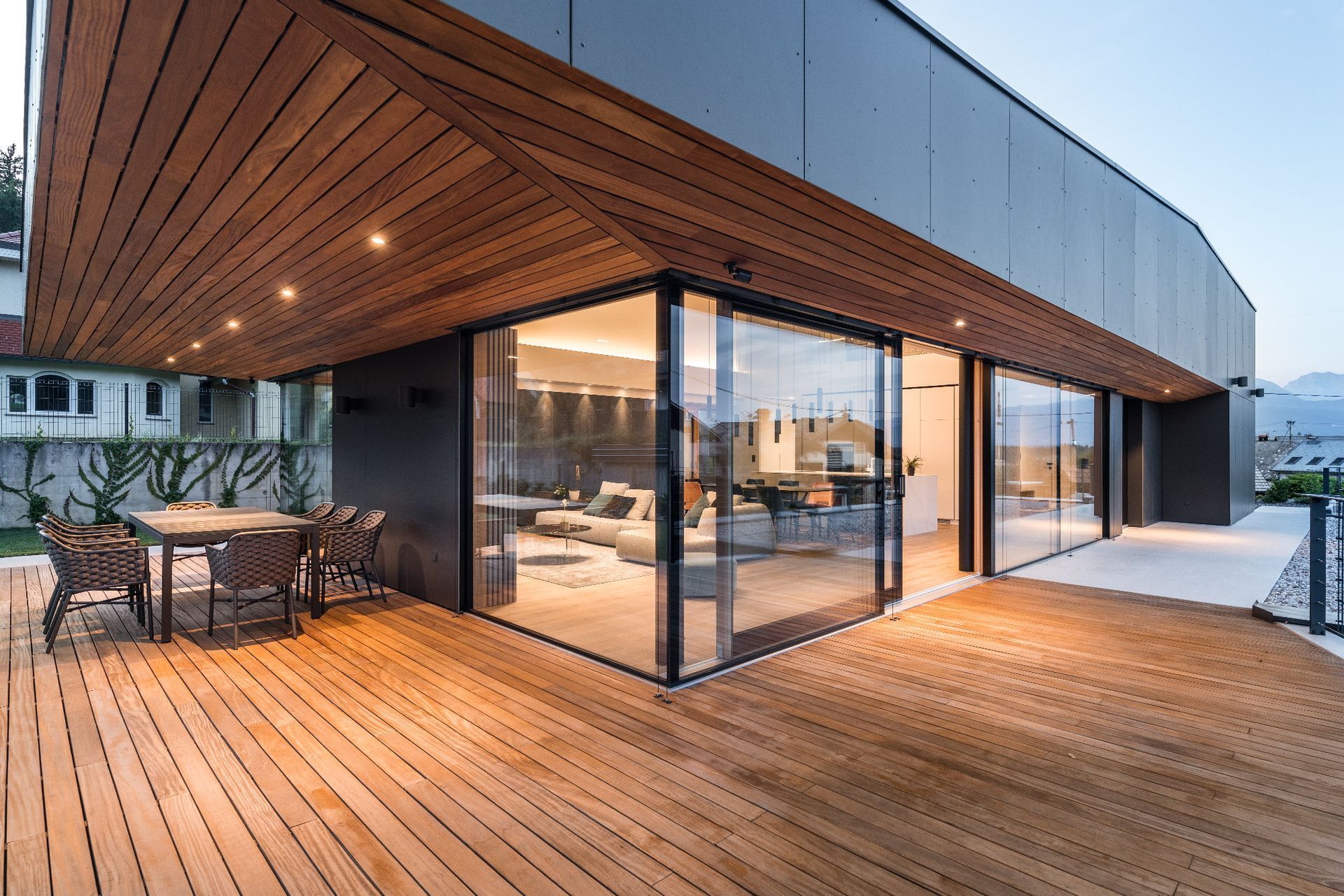 Casa moderna con terrazza in legno, grandi infissi lungo tutta la parete Ciro Garone Asti