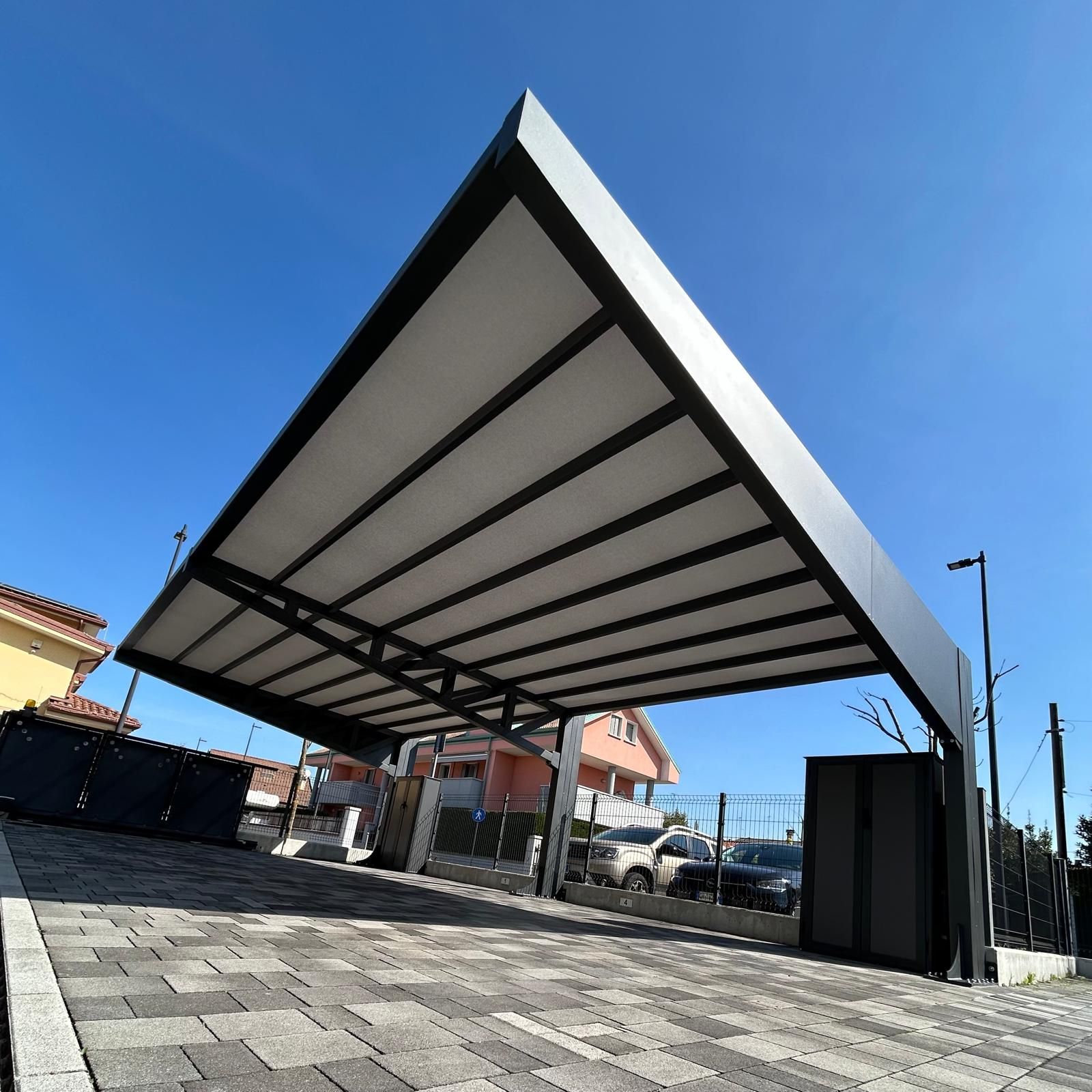 tettoia per auto installazione struttura in acciaio verniciato grigio antracite che copre due veicoli in un cortile privato, progetto Garone Serramenti.