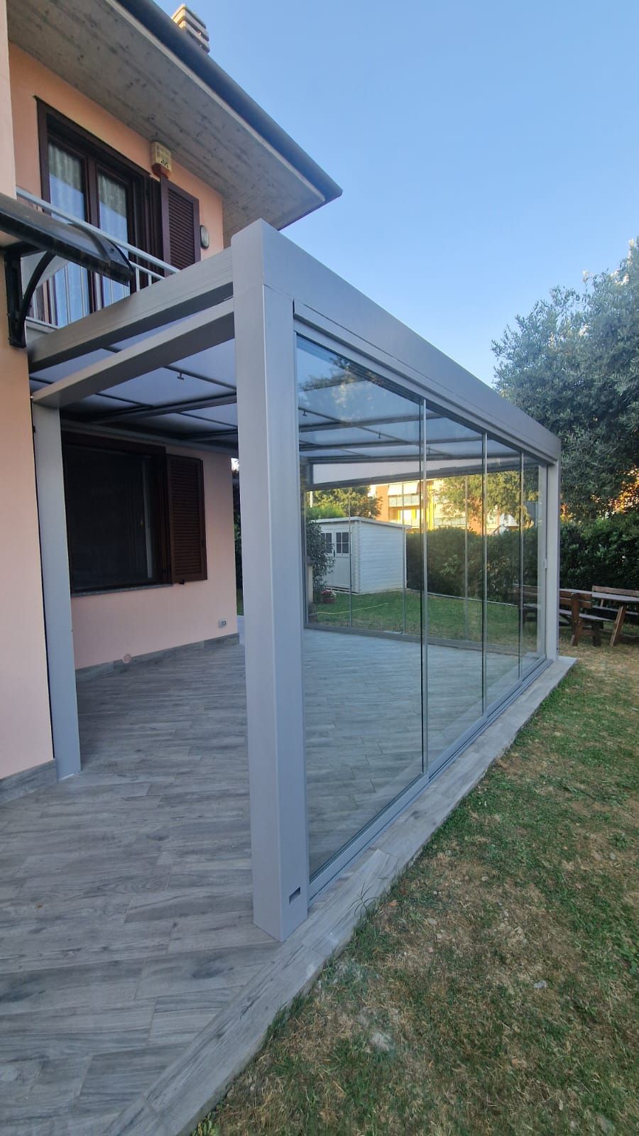 pergola bioclimatica Ciro Garone Asti con chiusure scorrevoli laterali