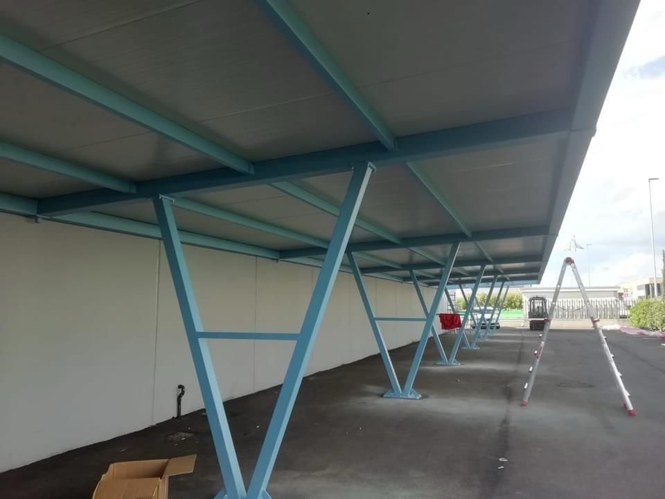 particolare di ampia tettoia in acciaio per diverse macchine ideale per attività commerciale Garone Serramenti Asti