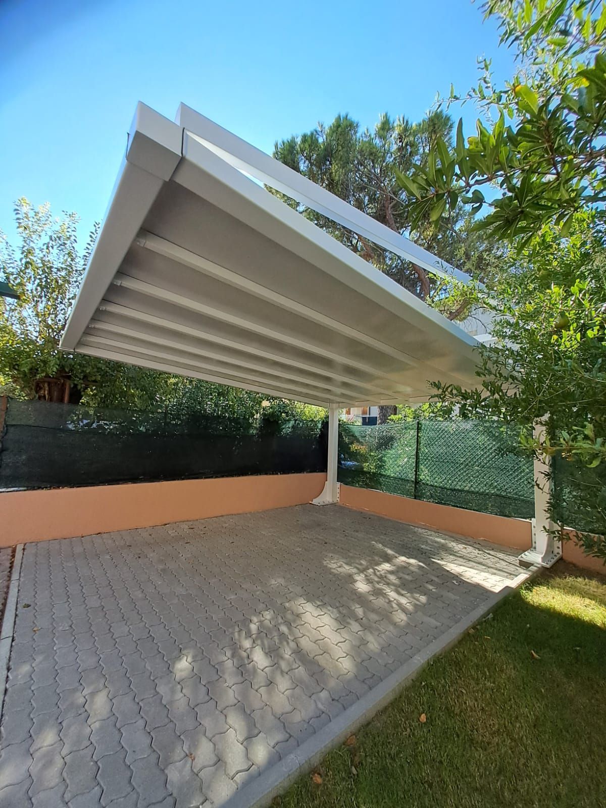 particolare tettoia bianca per auto Garone Serramenti Asti